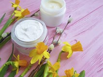 Daffodils του προσώπου μάσκα προϊόντων εμπορευματοκιβωτίων υπερυψωμένης προστασίας κρέμας καλλυντική ρόδινο ξύλινο σε φυσικό στοκ φωτογραφίες Daffodils του προσώπου μάσκα προϊόντων εμπορευματοκιβωτίων υπερυψωμένης προστασίας κρέμας καλλυντική ρόδινο ξύλινο σε φυσικό στοκ φωτογραφίες