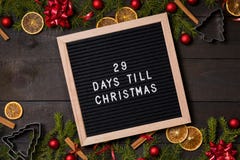 29 Dagen tot de brievenraad van de Kerstmisaftelprocedure op donker rustiek hout royalty-vrije stock fotografie 29 Dagen tot de brievenraad van de Kerstmisaftelprocedure op donker rustiek hout royalty-vrije stock fotografie