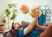 dagfader s Den lyckliga familjsonen kramar hans farsa arkivbild dagfader s Den lyckliga familjsonen kramar hans farsa arkivbild