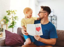 dagfader s Lycklig familjson som kramar farsan och skratt arkivbilder dagfader s Lycklig familjson som kramar farsan och skratt arkivbilder