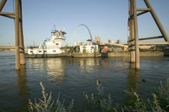 Dagmening van de duwende aak van de sleepbootboot onderaan de Rivier van de Mississippi voor Gatewayboog en horizon van St.Louis, Royalty-vrije Stock Fotografie Dagmening van de duwende aak van de sleepbootboot onderaan de Rivier van de Mississippi voor Gatewayboog en horizon van St.Louis, Royalty-vrije Stock Fotografie
