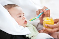 daje jej matki jej dziecka jedzenie zamknięty śliczny zdjęcia stock daje jej matki jej dziecka jedzenie zamknięty śliczny zdjęcia stock