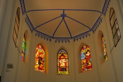 Dak en gebrandschilderde glazen van koor van kerk Heilige Francis Xavier royalty-vrije stock afbeelding Dak en gebrandschilderde glazen van koor van kerk Heilige Francis Xavier royalty-vrije stock afbeelding