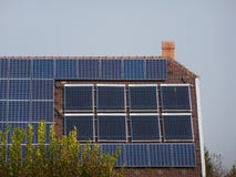 dak geïnstalleerd PV zonnepanelen en van de het waterverwarmer van de zoncollector de pijpsysteem royalty-vrije stock afbeelding dak geïnstalleerd PV zonnepanelen en van de het waterverwarmer van de zoncollector de pijpsysteem royalty-vrije stock afbeelding