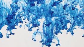 Dalingen die van blauwe inkt van boven tot onder onder water stromen stock videobeelden Dalingen die van blauwe inkt van boven tot onder onder water stromen stock videobeelden