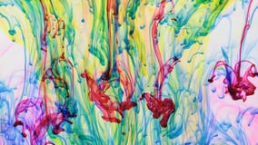 Dalingen die van multicolored kleurstof van boven tot onder onder water stromen stock videobeelden Dalingen die van multicolored kleurstof van boven tot onder onder water stromen stock videobeelden