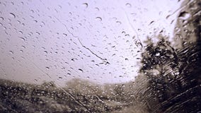 Dalingen van regen op blauwe glasachtergrond/dalingen op glas stock footage Dalingen van regen op blauwe glasachtergrond/dalingen op glas stock footage