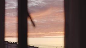 Dalla vista della finestra: Nuvole saporite di stupore della caramella dello zefiro di alba di colore rosa tenero di mattina video d archivio Dalla vista della finestra: Nuvole saporite di stupore della caramella dello zefiro di alba di colore rosa tenero di mattina video d archivio