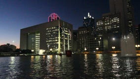 Dallas Skyline: Reflexões claras noturnas na água vídeos de arquivo Dallas Skyline: Reflexões claras noturnas na água vídeos de arquivo