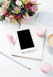 Dam bloggers pracy biurko z menchiami kwitnie i macaron zasycha na w Obrazy Royalty Free Dam bloggers pracy biurko z menchiami kwitnie i macaron zasycha na w Obrazy Royalty Free
