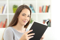 Dam som läser en bok och ser dig Arkivbilder Dam som läser en bok och ser dig Arkivbilder