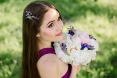 Dama de honra com o ramalhete colorido luxuoso do casamento das peônias e das outras flores que estão na cerimônia no roxo fotografia de stock Dama de honra com o ramalhete colorido luxuoso do casamento das peônias e das outras flores que estão na cerimônia no roxo fotografia de stock