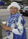 A dama Helen Mirren da actriz é vista em RELAXADO Fotografia de Stock Royalty Free A dama Helen Mirren da actriz é vista em RELAXADO Fotografia de Stock Royalty Free
