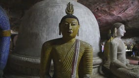 DAMBULLA, SRI LANKA - FEBRUAR 2014: Sitzendes Buddhas am goldenen Tempel von Dambulla Der goldene Tempel von Dambulla ist eine We stock video footage DAMBULLA, SRI LANKA - FEBRUAR 2014: Sitzendes Buddhas am goldenen Tempel von Dambulla Der goldene Tempel von Dambulla ist eine We stock video footage
