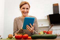 Dame belle gaie avec du temps attaché de dépense de cheveux sur la cuisine images stock Dame belle gaie avec du temps attaché de dépense de cheveux sur la cuisine images stock
