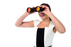 Dame die door binoculair kijken stock foto Dame die door binoculair kijken stock foto