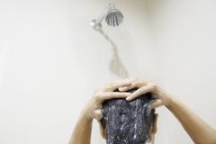 Dame die shampoowas gebruiken stock foto Dame die shampoowas gebruiken stock foto