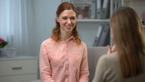 Dame, die Sie sagt, sind zu unterzeichnendem Dank des Freunds dialogieren in der Gebärdensprache schön stock footage Dame, die Sie sagt, sind zu unterzeichnendem Dank des Freunds dialogieren in der Gebärdensprache schön stock footage
