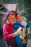 Dame âgée et enfant en bas âge ensemble dans un village de montagne, Népal images stock Dame âgée et enfant en bas âge ensemble dans un village de montagne, Népal images stock
