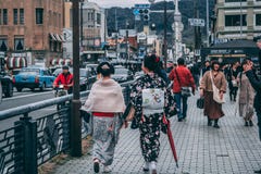 Damen in den traditionellen japanischen Ausstattungen die Kyoto-Straßen gehend stockbilder Damen in den traditionellen japanischen Ausstattungen die Kyoto-Straßen gehend stockbilder
