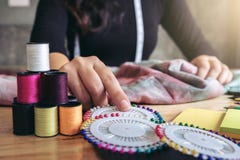 Damenschneiderin- oder Designerfunktion der jungen Frau als Modedesigner, stockbild Damenschneiderin- oder Designerfunktion der jungen Frau als Modedesigner, stockbild