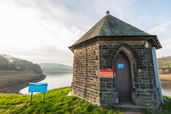 DAMFLASK, ENGELAND - FEBRUARI DRIEËNTWINTIGSTE, 2019: Een eenzaam het Watergebouw van Yorkshire zit bij de voorzijde van het Damf stock afbeeldingen DAMFLASK, ENGELAND - FEBRUARI DRIEËNTWINTIGSTE, 2019: Een eenzaam het Watergebouw van Yorkshire zit bij de voorzijde van het Damf stock afbeeldingen