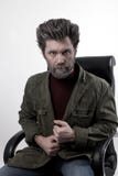 Dana mannen i en stuckit tröja och omslag fotografering för bildbyråer Dana mannen i en stuckit tröja och omslag fotografering för bildbyråer