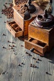 Danandekaffe vid tappninggrinders royaltyfri fotografi Danandekaffe vid tappninggrinders royaltyfri fotografi