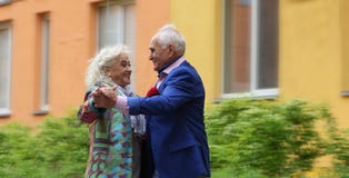 Dancing anziano delle coppie sulla via Valzer all'aperto Amore allineare Fotografie Stock Libere da Diritti Dancing anziano delle coppie sulla via Valzer all'aperto Amore allineare Fotografie Stock Libere da Diritti