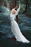 Dancing della donna di favola nella foresta immagini stock libere da diritti Dancing della donna di favola nella foresta immagini stock libere da diritti