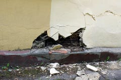 Dano da parede da casa da funda??o da umidade paredes sem waterproofing os fragmentos encontram-se próximo imagens de stock Dano da parede da casa da funda??o da umidade paredes sem waterproofing os fragmentos encontram-se próximo imagens de stock