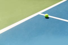 Dans de boule de court de tennis/, as/gagnant photo libre de droits Dans de boule de court de tennis/, as/gagnant photo libre de droits