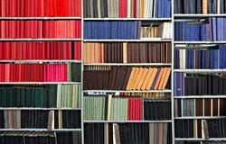 Dans la bibliothèque photographie stock libre de droits Dans la bibliothèque photographie stock libre de droits