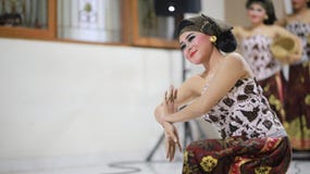 DANS TADITIONAL FÖR MEKIPUT ENDUT BALI royaltyfri foto DANS TADITIONAL FÖR MEKIPUT ENDUT BALI royaltyfri foto