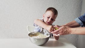 Dans Une Cuisine Familiale La Belle Mere Avec Peu De Fils Font La Pate De Gateau Le Fils Rend Le Jus De Citron Dans Le Gateau De Banque De Videos Video