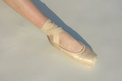 Danse d'orteil Jambe de ballerine dans la chaussure de ballet blanche Lacement de la pantoufle de ballet Foott femelle dans la ch photographie stock libre de droits Danse d'orteil Jambe de ballerine dans la chaussure de ballet blanche Lacement de la pantoufle de ballet Foott femelle dans la ch photographie stock libre de droits