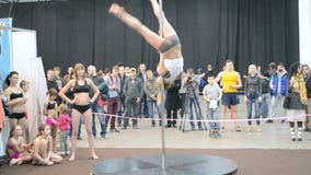 Danse de Polonais, jeune adolescent avec le programme acrobatique sur le pylône, Danse de Polonais, jeune adolescent avec le programme acrobatique sur le pylône,