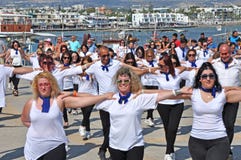 Danse grecque de Hasapiko dans Paphos dedans le 3 juin 2018 photos libres de droits Danse grecque de Hasapiko dans Paphos dedans le 3 juin 2018 photos libres de droits