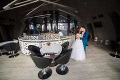 Danse élégante de couples, embrassant dans l'intérieur moderne du restaurant photographie stock libre de droits Danse élégante de couples, embrassant dans l'intérieur moderne du restaurant photographie stock libre de droits