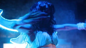 Danser met vleugels in neonlicht stock video Danser met vleugels in neonlicht stock video