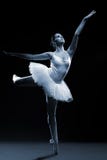 Danseur classique dans le tutu blanc posant sur une jambe photos libres de droits Danseur classique dans le tutu blanc posant sur une jambe photos libres de droits