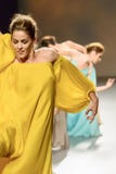 Danseurs classiques pendant la collection de Duyos à solides solubles 2015 MBFW Madrid photographie stock Danseurs classiques pendant la collection de Duyos à solides solubles 2015 MBFW Madrid photographie stock