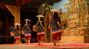 Danza camboyana tradicional de la cesta Imágenes de archivo libres de regalías Danza camboyana tradicional de la cesta Imágenes de archivo libres de regalías