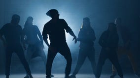 Danza practicante de la gente joven antes de la demostraci?n ensayo fabricaci?n de progreso en danza Baile junto metrajes Danza practicante de la gente joven antes de la demostraci?n ensayo fabricaci?n de progreso en danza Baile junto metrajes