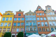 DANZIG, POLOGNE - AOÛT 2018 : Longtemps Market Street, vieilles maisons médiévales décoratives colorées typiques, architecture ro images stock DANZIG, POLOGNE - AOÛT 2018 : Longtemps Market Street, vieilles maisons médiévales décoratives colorées typiques, architecture ro images stock