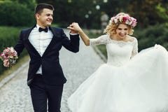 Dança encantador da noiva do noivo e do louro dos pares felizes do casamento dentro fotos de stock Dança encantador da noiva do noivo e do louro dos pares felizes do casamento dentro fotos de stock