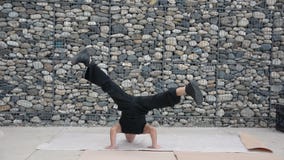 Dança masculina nova do dançarino do hip-hop fora video estoque Dança masculina nova do dançarino do hip-hop fora video estoque