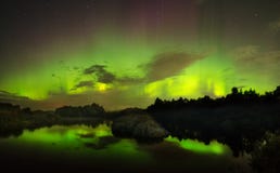 Dança verde e vermelha bonita da Aurora fotos de stock Dança verde e vermelha bonita da Aurora fotos de stock