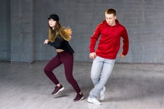 Dançarinos modernos do estilo que executam o hip-hop foto de stock royalty free Dançarinos modernos do estilo que executam o hip-hop foto de stock royalty free