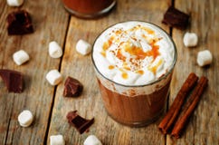 Dark hot chocolate with whipped cream and salted caramel sauce o royalty free stock photography Dark hot chocolate with whipped cream and salted caramel sauce o royalty free stock photography